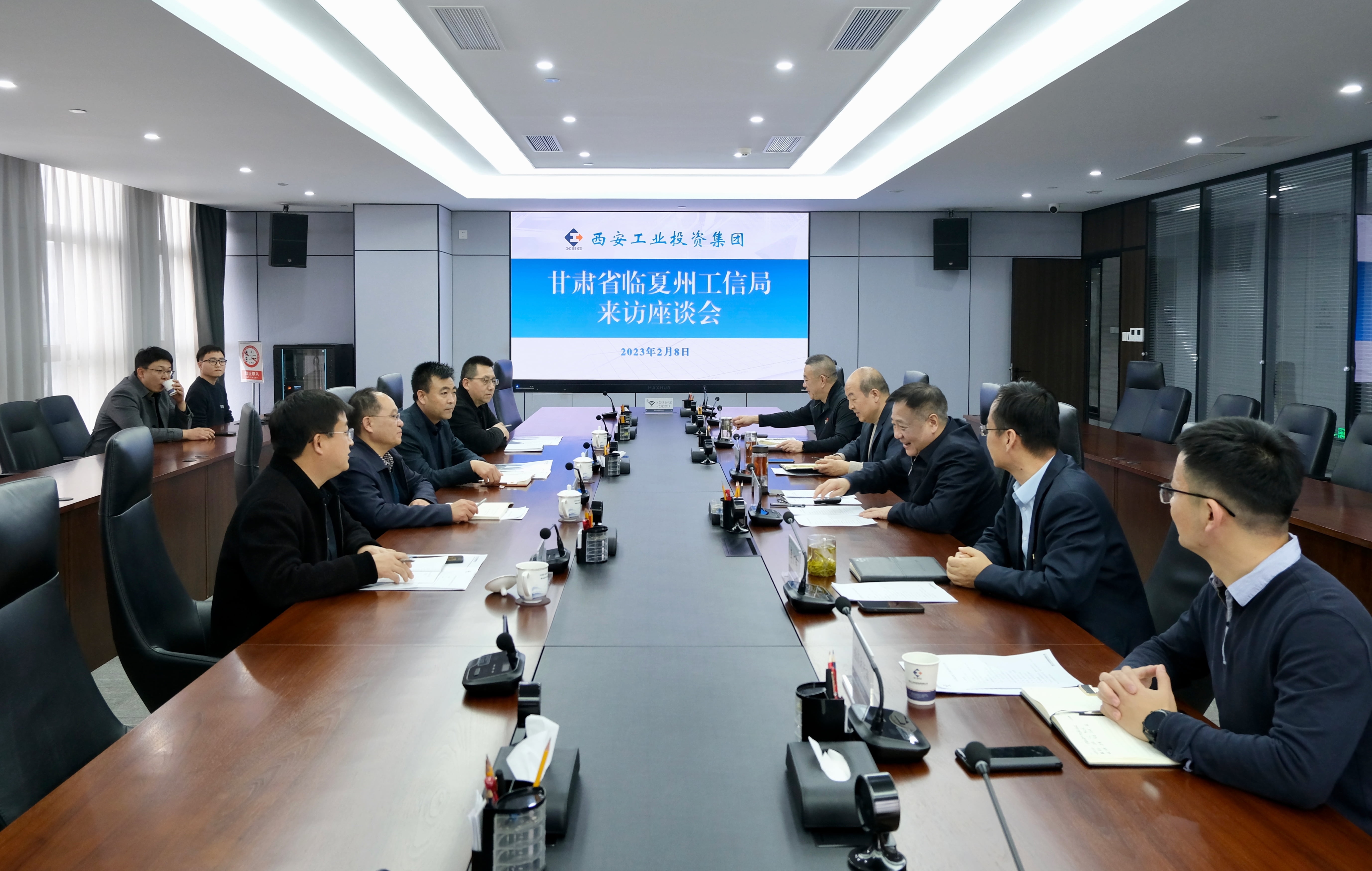 甘肃省临夏州工信局到问鼎娱乐集团举行事情交流