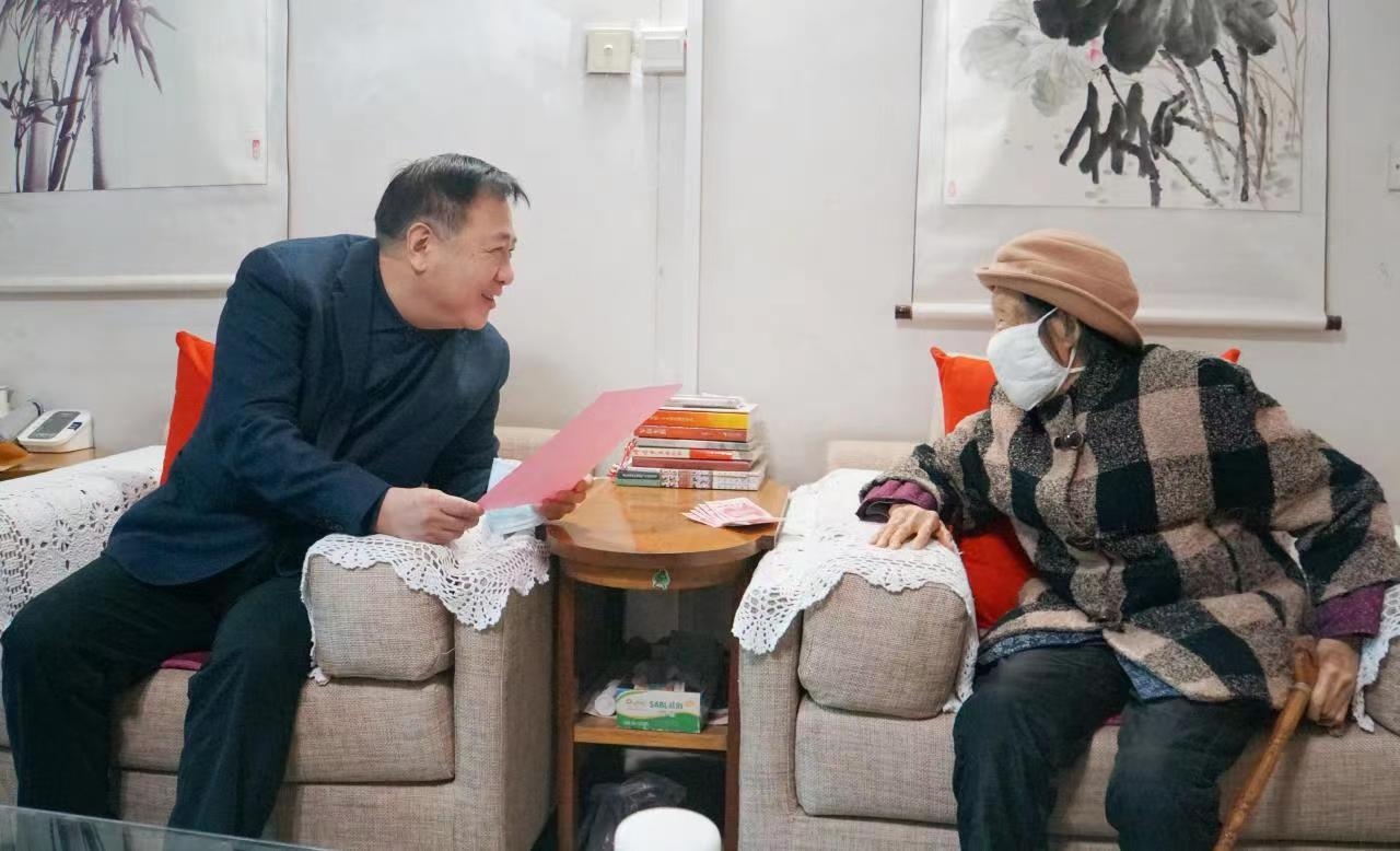 情系老干部 慰问暖人心 ——问鼎娱乐集团开展春节前走访慰问