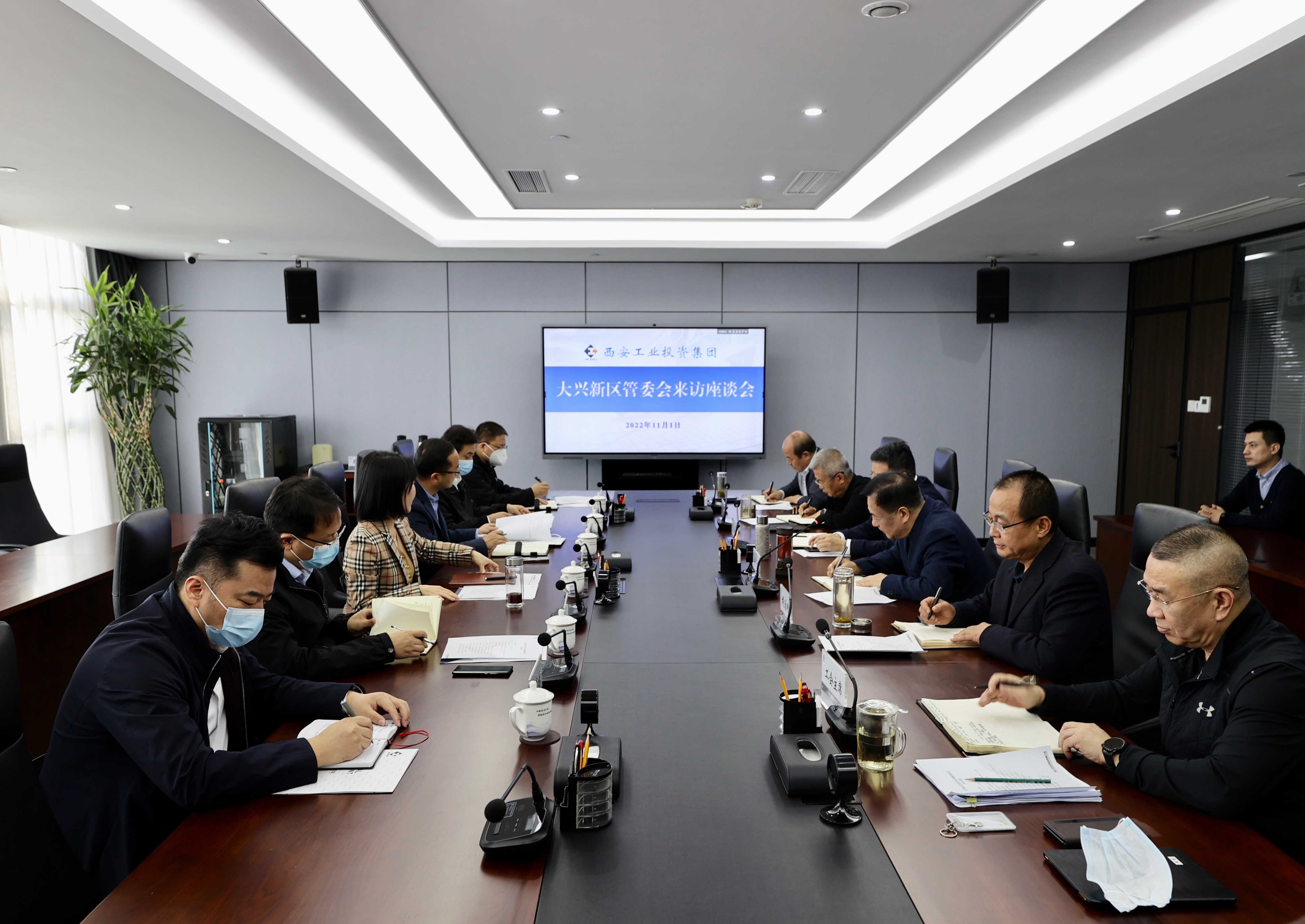 莲湖区委常委武蓉一行到问鼎娱乐集团举行事情交流