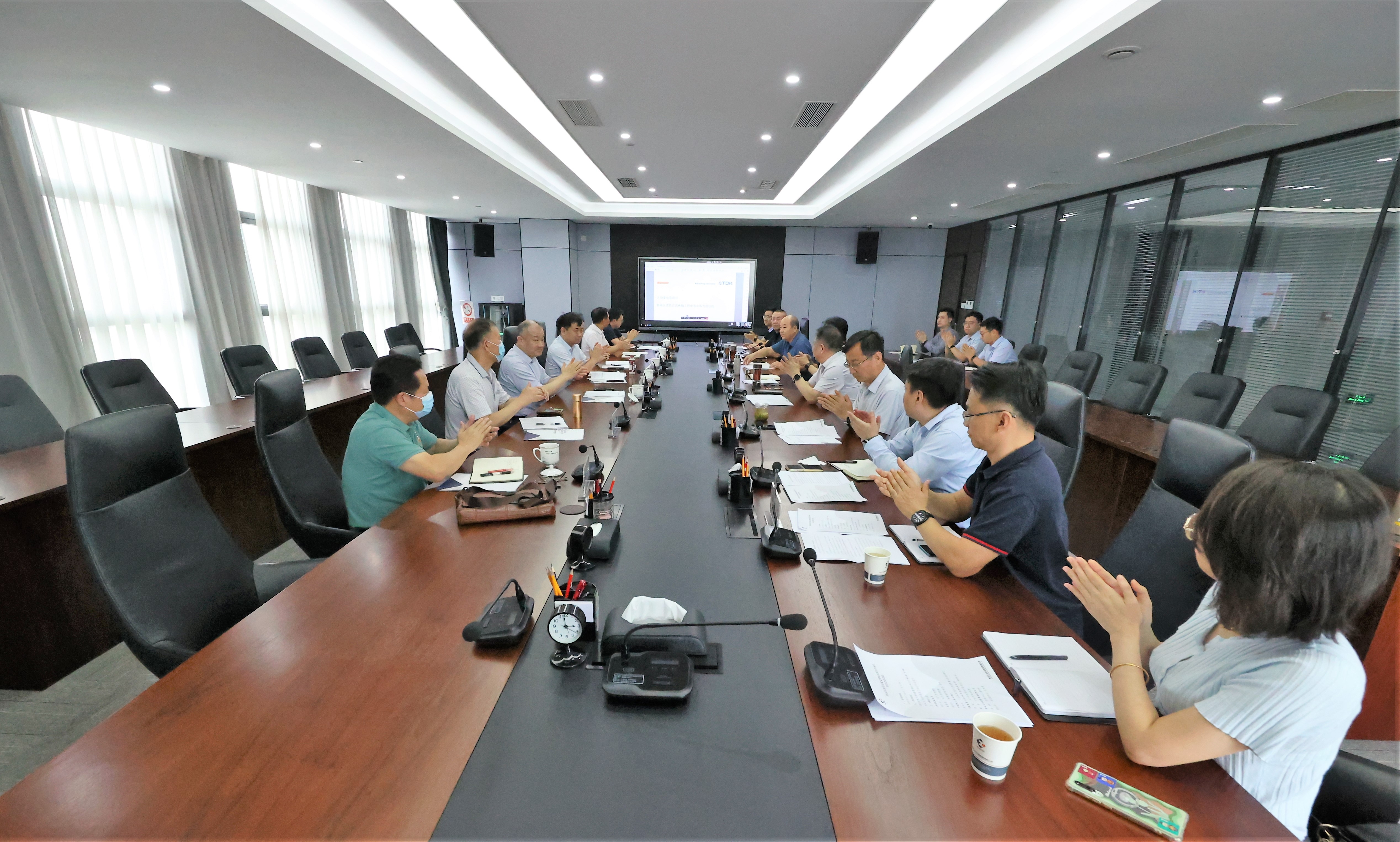 问鼎娱乐集团召开工业相助项目专题钻研会