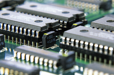 推动中国电子信息工业朝着高端化、、品牌化、、国际化生长